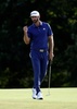 男子ゴルフ米国ツアー、フェデックス・カップ、プレーオフ初戦、ザ・ノーザントラスト最終日。15番でバーディーを決めて喜ぶダスティン・ジョンソン（2017年8月27日撮影）。(c)AFP/Getty Images/Jamie Squire