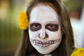 メキシコの首都メキシコ市（Mexico City）で、「死者の日（Day of the Dead）」をがい骨のメークで祝う少女（2008年10月31日撮影）。(c)AFP/Alfredo Estrella