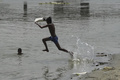 インド・ヤムナでひと泳ぎする少年たち（2020年5月27日撮影）。(c)Money SHARMA / AFP