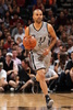 12-13NBAは31日、各地で試合が行われ、マイアミ・ヒート（Miami Heat）は88-86でサンアントニオ・スパーズ（San Antonio Spurs）を下した。

ボールをドリブルで運ぶサンアントニオ・スパーズのトニー・パーカー（Tony Parker、2013年3月31日撮影）。(c)AFP/Getty Images/NBAE/Joe Murphy