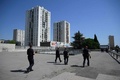 仏ニーム・ピスバン地区を巡回する警察官（2023年8月22日撮影）。(c)NICOLAS TUCAT / AFP