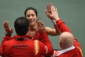 女子テニス、国別対抗戦フェドカップ、ワールドグループ1回戦、チェコ対スペイン。チームスタッフと勝利を喜ぶスペインのガルビネ・ムグルサ（2017年2月11日撮影）。(c)AFP/Michal Cizek