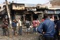 インド北部ハリヤナ州ロータクで、カースト集団の暴動によって損傷した建物を調べる住民ら（2016年2月20日撮影）。(c)AFP