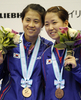 09世界卓球選手権横浜大会（%%2009 World Table Tennis Championships in Yokohama%%）女子ダブルス準決勝。中国の郭炎（%%Guo Yan%%）／丁寧（%%Ding Ning%%）組は、韓国の金璟娥（%%Kim Kyung Ah%%）／朴美英（%%Park Mi Young%%）と対戦。郭炎／丁寧組は4-1（11-3、11-9、12-14、12-10、12-10）で勝利し、決勝戦へ進出した。写真は表彰式に臨む3位の金璟娥（左）と朴美英。（2009年5月4日撮影）(c)AFP/Yoshikazu TSUNO