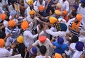 インド北部アムリツァル（Amritsar）にあるシーク教の総本山「黄金寺院（Golden Temple）」で、衝突するシーク教徒たち（2014年6月6日撮影）。(c)AFP/NARINDER NANU