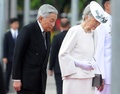 フィリピンの首都マニラにあるフィリピンの国民的英雄ホセ・リサールの記念碑で行われた追悼式で拝礼される天皇、皇后両陛下（2016年1月27日撮影）。(c)AFP/Jay DIRECTO