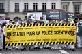 仏パリで待遇改善を要求し、デモを行う科学捜査官ら（2020年1月15日撮影）。(c)STEPHANE DE SAKUTIN / AFP