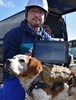 埼玉県富士見市で行われた「サイバー救助犬」の訓練で、全地球測位システム（GPS）やカメラを搭載したバックパック型の装置を背負った救助犬のゴンタと、装置を開発した東北大学の大野和則准教授（2016年2月14日撮影）。(c)AFP/KAZUHIRO NOGI