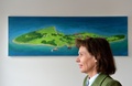 ニューヨーク（New York）のハート島（Hart Island）を描いた絵画作品と作家の「ハート島プロジェクト（Hart Island Project）」のメリンダ・ハント（Melinda Hunt）さん（2014年4月2日撮影）。(c)AFP/Stan HONDA 