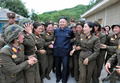 軍部隊を視察する金正恩朝鮮労働党委員長。朝鮮中央通信配信（2012年8月24日配信、撮影日不明）。(c)AFP PHOTO / KCNA VIA KNS