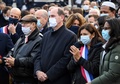 フランス・パリで、殺害された歴史教師のサミュエル・パティさんを追悼する集会に出席したジャン・カステックス首相（中央）、パリのアンヌ・イダルゴ市長（右から2人目、2020年10月18日撮影）。(c)Bertrand GUAY / AFP