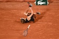全仏オープンテニス、男子シングルス準決勝。負傷し、コートに倒れるアレクサンダー・ズベレフ（2022年6月3日撮影）。(c)Tomas Stevens / AFP