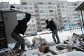 ブルガリアのソフィア（Sofia）郊外で、まきを割る男性（2009年1月8日撮影）。(c)AFP/DIMITAR DILKOFF