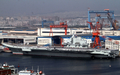 中国初めての空母「遼寧（Liaoning）」が25日、正式に就役した。中国国防省が発表した。

中国初の空母は、ウクライナから購入した旧ソ連の空母「ワリャーグ（Varyag）」を遼寧（Liaoning）省大連（Dalian）で改修したもので、その省名から名称がつけられた。

写真は大連の海軍基地に係留された「遼寧（Liaoning）」（2012年9月25日撮影）。(c)AFP