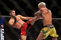総合格闘技イベント「UFC 280」、ライト級王座決定戦。チャールズ・オリベイラ（右）と対戦するイスラム・マカチェフ（2022年10月22日撮影）。(c)Giuseppe CACACE/ AFP
