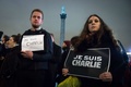 英ロンドン（London）で開かれた、仏パリ（Paris）の風刺週刊紙シャルリー・エブド（Charlie Hebdo）本社襲撃事件の犠牲者追悼集会（2015年1月7日撮影）。(c)AFP/LEON NEAL