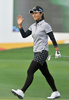 女子ゴルフ、LPGAハナバンク選手権2012（LPGA HanaBank Championship golf tournament 2012）最終日。パットを決め観衆の声援に応える宮里藍（Ai Miyazato、2012年10月21日撮影）。(c)AFP/JUNG YEON-JE