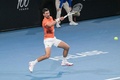 テニス、アデレード国際1、男子シングルス準決勝。リターンを打つノバク・ジョコビッチ（2023年1月7日撮影）。(c)Brenton EDWARDS / AFP
