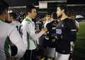 サッカースペイン国王杯（Copa del Rey 2013-14）準々決勝第2戦、ラシン・サンタンデール（Racing Santander）対レアル・ソシエダ（Real Sociedad）。試合放棄後、レアル・ソシエダのイニゴ・マルティネス（Inigo Martinez、右）と会話を交わすラシン・サンタンデールのサウル・ガルシア（Saul Garcia、2014年1月30日撮影）。(c)AFP/ANDER GILLENEA