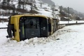 スイス・ベルナーアルプスのレンクで、冬の嵐「エレノア」による強風で脱線・横転した列車。スイス・ベルン州警察が公開（2018年1月3日撮影）。(c)AFP PHOTO / KANTONSPOLIZEI BERN