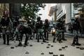 香港中心部で行われた抗議デモの後に片付けをする警察官ら（2019年11月15日撮影）。(c)ISAAC LAWRENCE / AFP