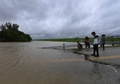 洪水に見舞われた米テキサス州ヒューストンで水位を確認する地元民（2017年8月29日撮影）。(c)AFP/MARK RALSTON