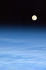 カナダ人宇宙飛行士クリス・ハドフィールド（Chris Hadfield）氏が国際宇宙ステーション（International Space Station、ISS）から撮影した一面の薄い雲の上に浮かぶ月。米航空宇宙局（NASA）公開（2013年3月4日撮影）。(c)AFP/NASA/Chris Hadfield