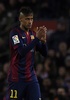 14-15スペイン1部リーグ第28節、FCバルセロナ対レアル・マドリード。歓声に応えながらベンチに下がるFCバルセロナのネイマール（2015年3月22日撮影）。(c)AFP/LLUIS GENE