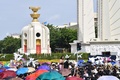 タイ・バンコクの民主記念塔周辺での反政府デモに参加した人々（2020年8月16日撮影）。(c)Lillian SUWANRUMPHA / AFP