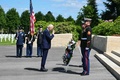 仏北部ベローのエーヌマルヌ米国人墓地で哀悼の意を表すジョー・バイデン米大統領（2024年6月9日撮影）。(c)SAUL LOEB / AFP
