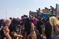 バングラデシュ・テクナフに着いた船からトラックへと移動するロヒンギャの人々（2020年4月16日撮影）。(c)Suzauddin RUBEL / AFP