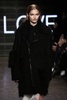 米ニューヨーク市内で発表された「DKNY」15/16年秋冬コレクション（2015年2月14日撮影）。(c)AFP/Getty Images/Neilson Barnard