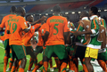 サッカー2012アフリカネイションズカップ（2012 Africa Cup of Nations）は8日、準決勝の2試合が行われ、ザンビアは1-0でガーナを破り、決勝に進出した。

後半33分にエマヌエル・マユカ（Emmanuel Mayuka）が挙げた決勝点に歓喜するザンビアの選手（2012年2月8日撮影）。(c)AFP/ABDELHAK SENNA