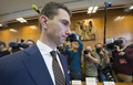 独カールスルーエにある連邦憲法裁判所に到着したドイツ国家民主党のフランク・フランツ党首（2017年1月17日撮影）。(c)AFP/THOMAS KIENZLE
