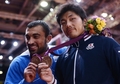 ロンドン五輪、柔道男子90キロ級。銅メダルを手にし、ギリシャのイリアス・イリアディス（Ilias Iliadis、左）と喜ぶ日本の西山将士（Masashi Nishiyama、2012年8月1日撮影）。(c)AFP/FRANCK FIFE