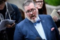 米首都ワシントンの連邦地裁前で記者らの取材に応じるマリア・ブティナ被告の弁護人（2019年4月26日撮影）。(c)Brendan Smialowski / AFP