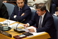 国連安全保障理事会（UN Security Council）の会合に出席するトルコのアフメト・ダウトオール（Ahmet Davutoglu）外相（右、2012年8月30日撮影）。(c)AFP/Getty Images/Andrew Burton