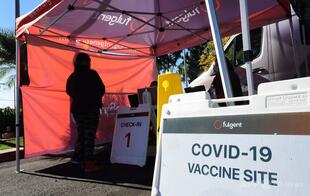 米FDA、新型コロナワクチン接種を65歳以上・高リスク者に限定へ