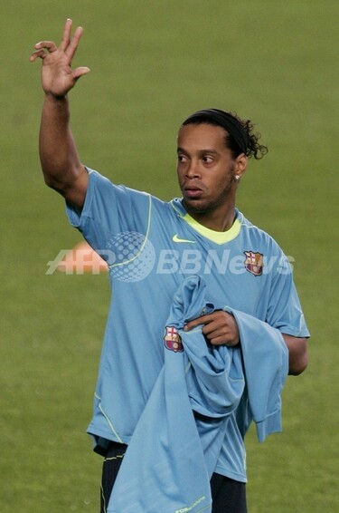 ラポルタ会長 ロナウジーニョの退団を明かす 写真1枚 国際ニュース