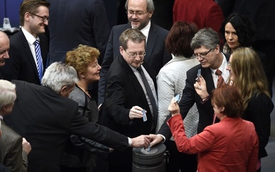 ドイツ議会、ギリシャへの金融支援延長を承認