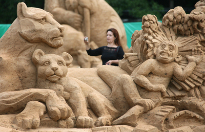 野生動物の保護目指す「砂の彫刻コンテスト」、WWF主催で