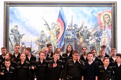 ロシア人愛国画家が描くウクライナ侵攻 モスクワで絵画展