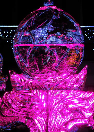 温暖化対策を訴える色鮮やかな氷の彫刻