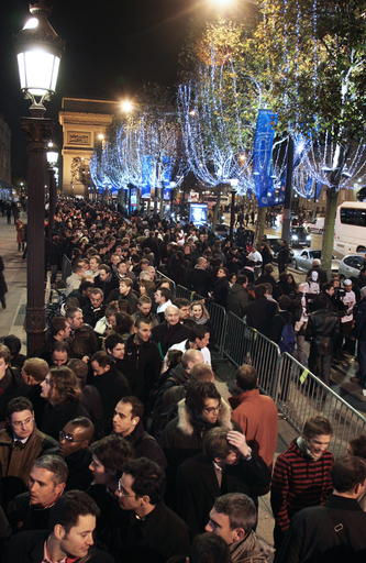 フランスでもiPhone発売、前夜から長蛇の列