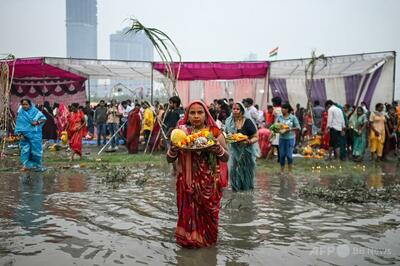 今年は泡のない川で沐浴 インド首都、汚染改善も課題残る