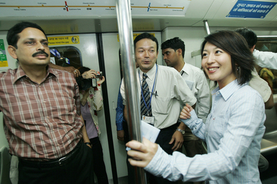 NGO団体親善大使、酒井美紀さんが地下鉄に乗車 - インド