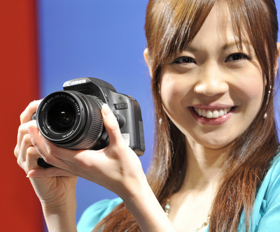 キヤノン、フルHD動画対応の入門一眼レフ「EOS Kiss X3」を発表