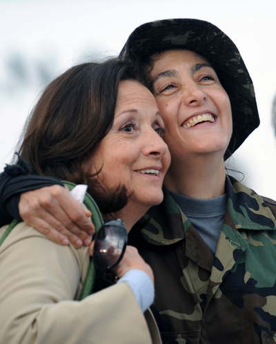 FARCから救出されたベタンクール氏ら、首都ボゴタに到着