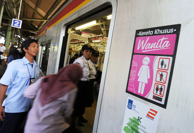 インドネシアにも女性専用車両、セクハラ対策で