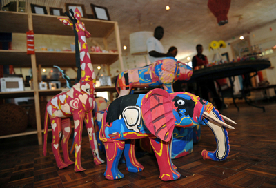 不要なゴムサンダルからアート、ケニアで注目のエコ事業